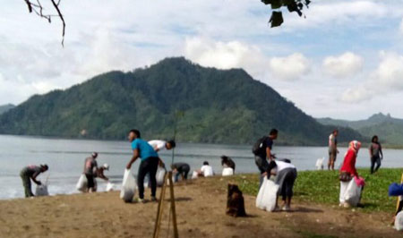 Sejumlah remaja dari lintas komunitas melakukan aksi bersih sampah plastik di sepanjang pesisir Pantai Prigi Trenggalek, Minggu (14/2). 