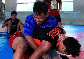 Lima pegulat yang berlatih di Surabaya membutuhkan sparing latihan untuk meningkatkan teknik. [wawan triyanto/bhirawa]
