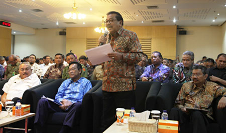 Gubernur Jatim Dr H Soekarwo saat membeberkan rencananya yang akan membuat Pergub tentang Pertambangan di hadapan para menteri dan Pimpinan KPK di gedung KPK, Senin (15/2).