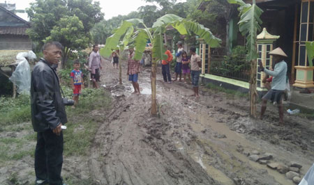 Tanaman pisang berjajar di jalan sepanjang 1,2 km di Dusun Pengkol Desa Ngrami Kecamatan Sukomoro yang rusak parah, Senin (15/2). [ristika]