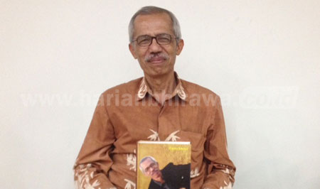 Mantan Kepala Dinas Infokom Provinsi Jatim Dr Suprawoto SH, MSi menunjukkan buku otobiografinya berjudul Dalane Uripku yang ditulis dalam bahasa Jawa.