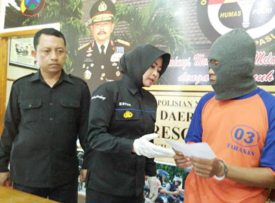 Arianto (34), warga Dusun Parimono, Desa Plandi, Kecamatan Jombang Kota saat menunjukkan barang bukti.