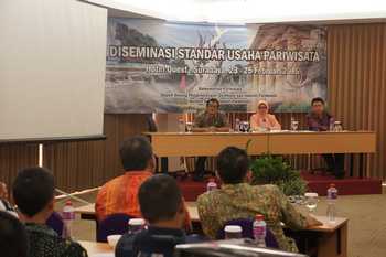 Asdep institusi pariwisata dan komisi X DPR RI dalam kegiatan diseminasi Standar Usaha Kepariwisataan di Surabaya, Rabu (24/2).