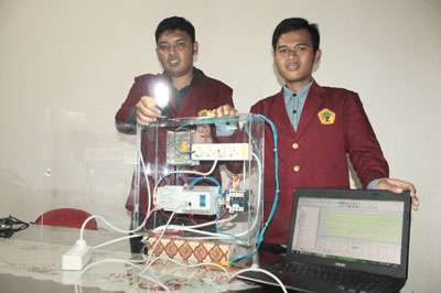  Aji Purnomo dan Ika Pribadi, dua mahasiswa Untag Surabaya ini berhasil menciptakan otomasi listrik berbasis PLC dengan menggunakan sensor gerak. [adit hananta utama]