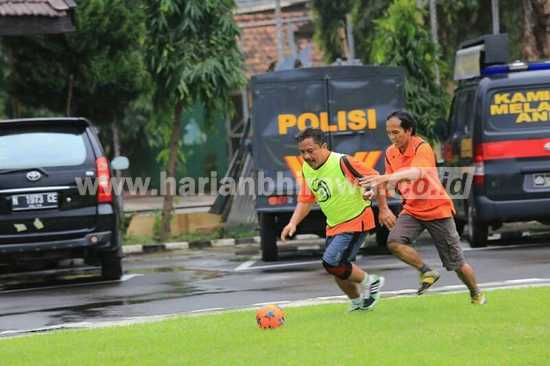 Ketua DPRD Jombang, Joko Triono berebut bola dengan Muktar bagus dari PWI Jombang. [ramadlan/bhirawa] 