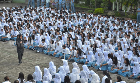 Wali Kota Surabaya Dr (HC) Tri Rismaharini memberikan motivasi kepada ribuan siswa gabungan SMA Komplek di halaman SMAN 2 Surabaya, Senin (22/2). [adit hananta utama]