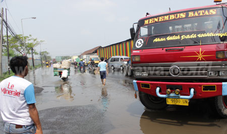 Sejumlah warga memblokade kendaraan yang melintas di Jalan Kalianak, Senin (22/2). [gegeh]
