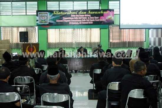 Sarasehan PSHT yang digelar di Gedung KONI Jatim membahas tentang ajaran PSHT dan rencan menggelar parapatan luhur yang rencanannya digelar Bulan Maret di Jakarta. [wawan triyanto/bhirawa]