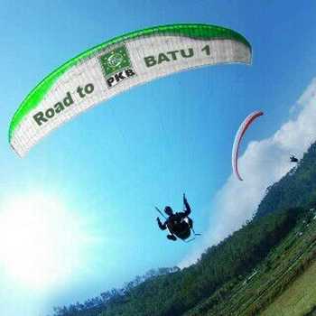 PKB Road to Batu Satu terlihat melayang dari parasut paralayang di langit kota Batu (supriyanto/bhirawa)
