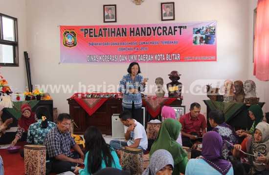 Sejumlah peserta mengikuti Pelatihan Handycraft yang dilaksanakan oleh Dinas Koperasi dan UKM Kota Blitar. [Hartono/Bhirawa]