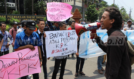 Mahasiswa Surabaya menggelar aksi penolakan terhadap rencana revisi UU KPK  di depan Gedung DPRD Jatim, Selasa (23/2) kemarin. [gegeh]
