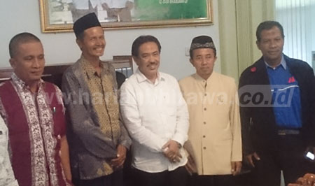 Wakil Bupati Sidoarjo H Nur Achmad Syaifuddin SH (tengah) saat menemui pengurus yatim piatu di Sidoarjo.
