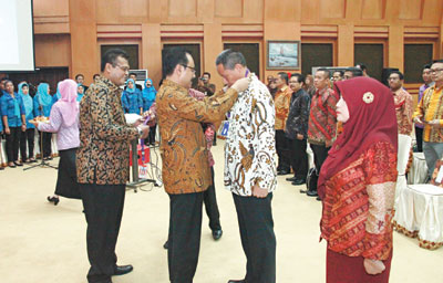 Wagub Jatim Saifullah Yusuf bersama Ketua LAN Dr. Adi Suryanto menyematkan tanda peserta Diklatpim Tk. II Angkatan ke 39 di Badiklat Prov. Jatim