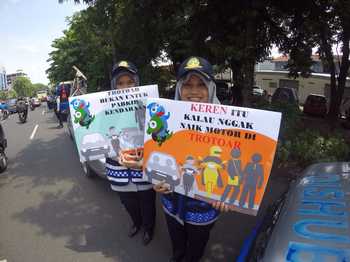 Pasukan Srikandi Dishub Kota Surabaya saat mengkampanyekan kepada masyarakat untuk mengembalikan fungsi pedestrian, Minggu (28/2) kemarin. [Gegeh Bagus/bhirawa] 