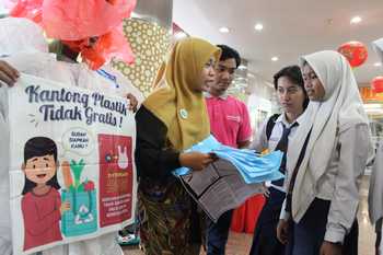 Kantong plastik Pengunjung Mall di Surabaya Utara digantikan dengan paper Bag, Selasa (24/2) kemarin. [Gegeh Bagus/bhirawa] 