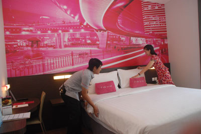 Paket kamar dan souvenir ikon ‘Pillow’seperti inilah yang menjadi andalan hotel untuk menarik tamu saat dalam moment spesial.