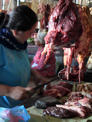 Pedagang daging di pasar Bangil, Kabupaten Pasuruan, Rabu (3/2). Disperindag Kabupaten Pasuruan mencatat harga daging di Kabupaten Pasuruan mengalami kenaikan dan saat ini mencapai Rp110 ribu/kg.
