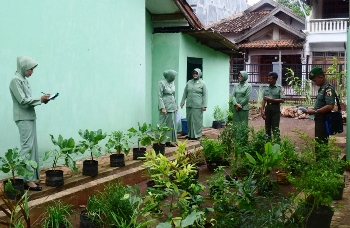 Tim Penilai dari Korem sedang meneliti kerapian dan kesuburan tanaman, tampak paling depan Ny Djohan Darmawan. [hasan amin/bhirawa]