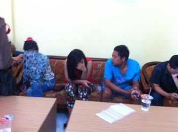 Sejumlah pasangan hasil razia dilakukan pemeriksaan di Kantor Satpol PP Kota Mojokerto, Minggu (28/2) dini hari. [kariyadi/bhirawa]
