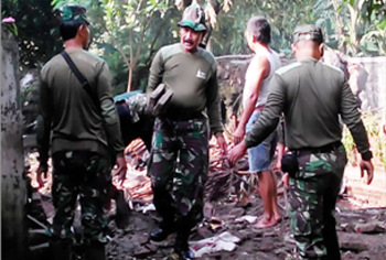 Segenap anggota TNI mengikuti aksi sosial membersikan dapur rumah yang roboh.