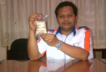 Norman Susilo Kasubdivre Bulog Surabaya Selatan Mojokerto menunjukkan sample beras Vietnam, Rabu (3/2) kemarin. [kariyadi/bhirawa]
