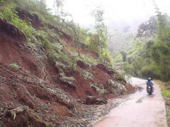Kondisi Jalur Pacet Menuju Trawas yang longsor akibat curah hujan tinggi akhir pekan lalu. [kariyadi/bhirawa]