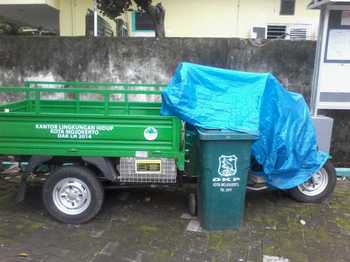 Kendaraan pengangkut sampah roda tiga atau R3 bantuan Kantor Lingkungan Hidup (KLH). [kariyadi/bhirawa]