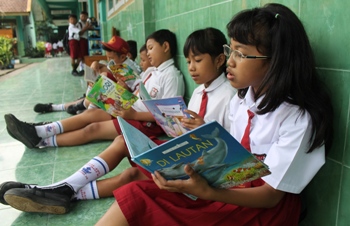 Budaya baca telah diterapkan di SDN Sedatigede 2 Sidoarjo sebagai salah satu model sekolah literasi.