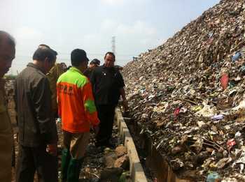 Wakil Wali Kota Mojokerto melihat dari dekat melihat tumpukan sampah saat Sidak TPA Randegan, Senin (22/2) kemarin. [kariyadi/bhirawa]