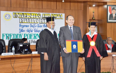 Freddy Poernomo foto bersama usai meraih predikat Cumlaude dalam wisuda S-3 di Fakultas Hukum Universitas Airlangga (Unair) Surabaya, Kamis (4/2).