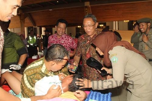 Sekretaris Daerah Pemkab Sidoarjo Vino Rudi Muntiawan memantau dan menenangkan anak-anak yang takut ketika akan dikhitan. [achmad suprayogi/bhirawa]
