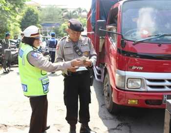 Petugas memeriksa surat kelengkapan kendaraan di Jl Larangan, Sidoarjo. [alikusyanto/bhirawa]