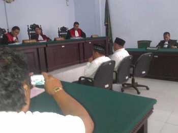 Suasana sidang di Pengadilan Negeri Mojokerto dengan terdakwa Ketua DPC Partai Hanura Kab Mojokerto, Kamis (25/2) kemarin. [kariyadi/bhirawa]
