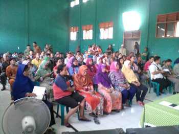 Suasana sosialisasi di Balai Desa Suko Sidoarjo kemarin. [achmad suprayogi/bhirawa]
