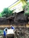 Akibat tanah longsor salah satu gedung milik SDN Giripurno 2 menjadi menggantung dan rawan ambruk.