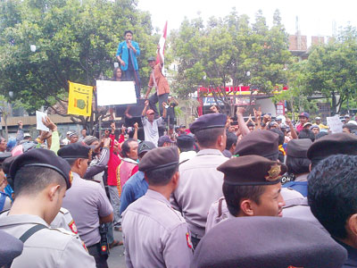 Larangan Becak Lek’e Lamongan (bella) memasuki jalur poros, membuat para pengemudi dan pemilik melakukan demo di kantor pemkab dan DPRD Lamongan