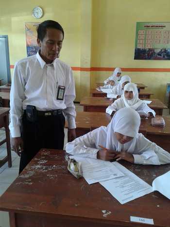 Salah satu pengawas Kemenag Kabupaten Situbondo, saat memantau siswa peserta olimpiade Sains dan PAI, kemarin. [sawawi/bhirawa]