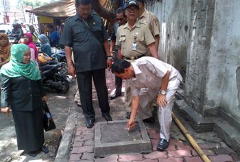 Anggota Komisi B saat melihat bak kontrol yang dicor secara permanen di sepanjang trotoar Jalan Jawa, Selasa (9/2).