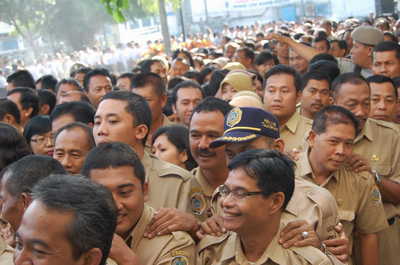 PNS lingkup Pemkab Tulungagung bakal mendapat seragam baru ala Presiden Jokowi tanpa harus beli sendiri-sendiri. 