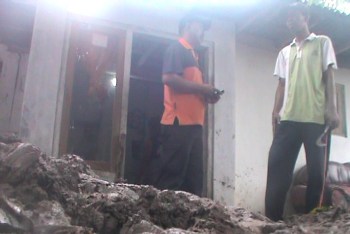 Petugas BPBD Kabupaten Situbondo saat kerja bakti dilokasi kerusakan korban banjir bandang di tiga desa Kecamatan Bungatan kemarin. [sawawi/bhirawa].