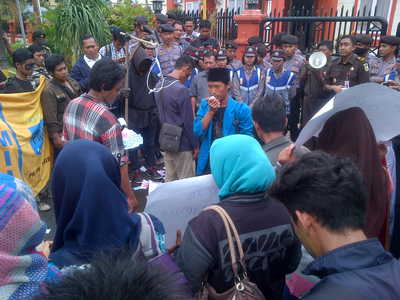 Aktivis Pergerakan Mahasiswa Islam Indonesia (PMII) Komisariat Unversitas Darrul Ulum Lamongan saat menggelar aksi turun jalan.
