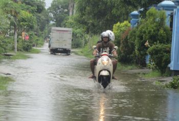 Air masih menggenang di jalan Desa Moyoketen Kecamatan Boyolangu, Rabu (3/2) siang.