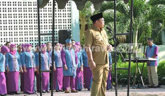 Bupati Situbondo, H Dadang Wigiarto SH, saat menjadi inspektur upacara pada apel perdana dihalaman belakang Pemkab, Senin kemarin. [sawawi/bhirawa].