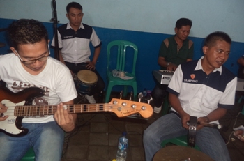 Rusi Band, salah satu grup musik bentukan Rutan Situbondo, saat tampil dihadapan pejabat Pemda, dalam acara Luhkumtak, baru-baru ini. Band musik diharapkan bisa menjadi ladang mencari setelah terjun di masyarakat. [sawawi/bhirawa].