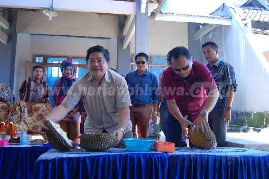 Pj Bupati Kediri Idrus saat mencicipi buah durian lokal dalam Festival Durian.