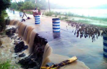 Talud sungai sumber klampok di Kecamatan Jatikalen jebol dan rumah warga Kecamatan Berbek roboh akibat cuaca ekstrim. (ristika/bhirawa)
