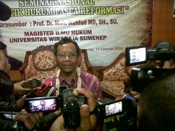Mahfud MD, saat menjadi pembicara dalam acara seminar nasional yang bertema politik hukum pasca reformasi, di Sumenep, Rabu (17/02).