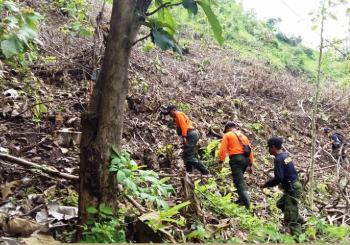 Sejumlah petugas gabungan Perum Perhutani KPH Bondowoso saat memantau titik longsor di Desa Campoan usai kejadian banjir bandang, baru-baru ini. [sawawi/bhirawa]