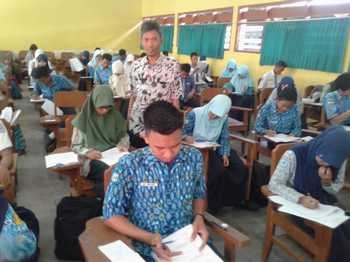 Kasi SMA Bidang Dikmen Dinas Pendidikan Kab Situbondo, H Akhmad Fauzan, saat memantau pelaksanaan OSN tahun 2016, di kampus STKIP PGRI, kemarin. [sawawi/bhirawa].