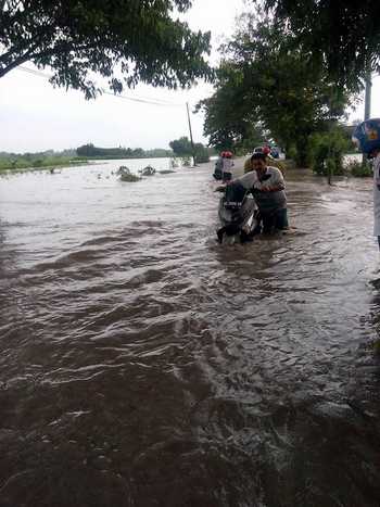 Situasi banjir bandang di pemukiman warga dan kendaraan yang mogok di tengah luapan banjir bandang di jalan jurusan Kecamatan Lengkong - Gondang. (ristika/bhirawa)